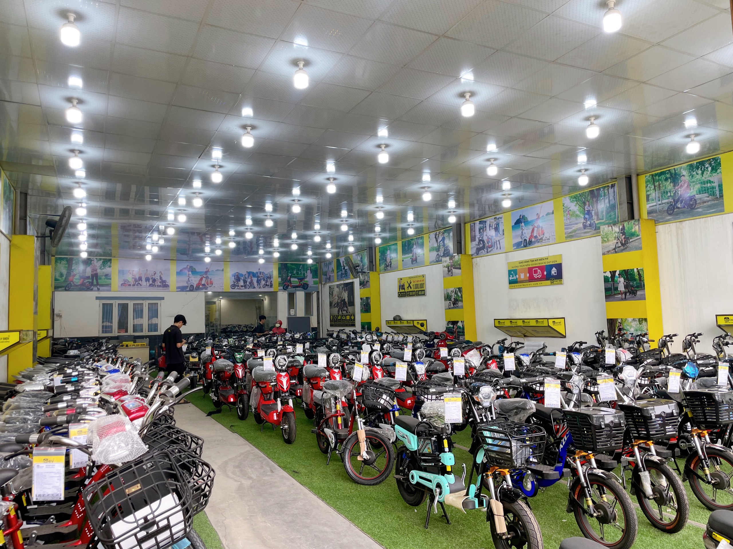 Những chiếc xe được bày biện và trang trí thật gọn gàng, ngăn nắp