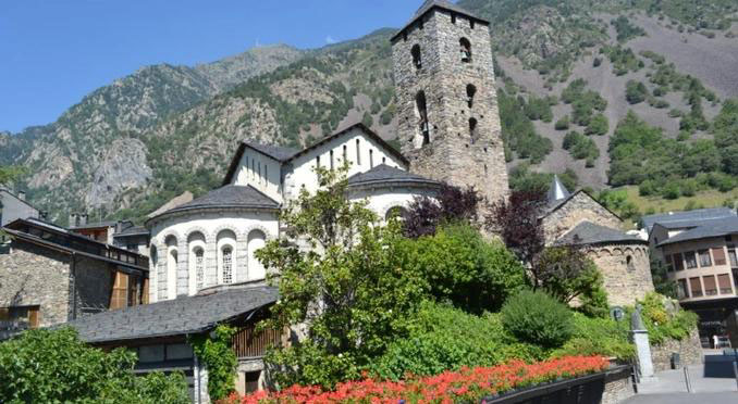 Địa hình ở Andorra chủ yếu là đồi núi và dốc