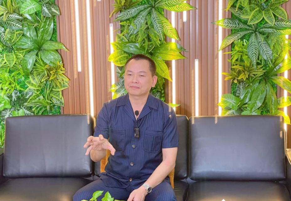 Ông đã tốt nghiệp chuyên ngành Điện tử viễn thông của trường Đại học Quốc gia Hà Nội