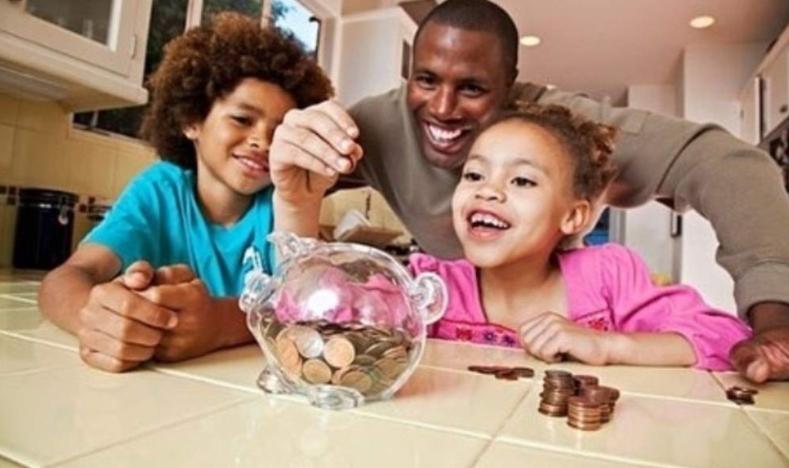 Bố mẹ nên dạy con quản lý tài chính càng sớm càng tốt
