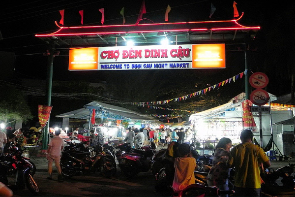 Nơi đây bán đầy đủ các loại đặc sản của Phú Quốc với giá cả phải chăng