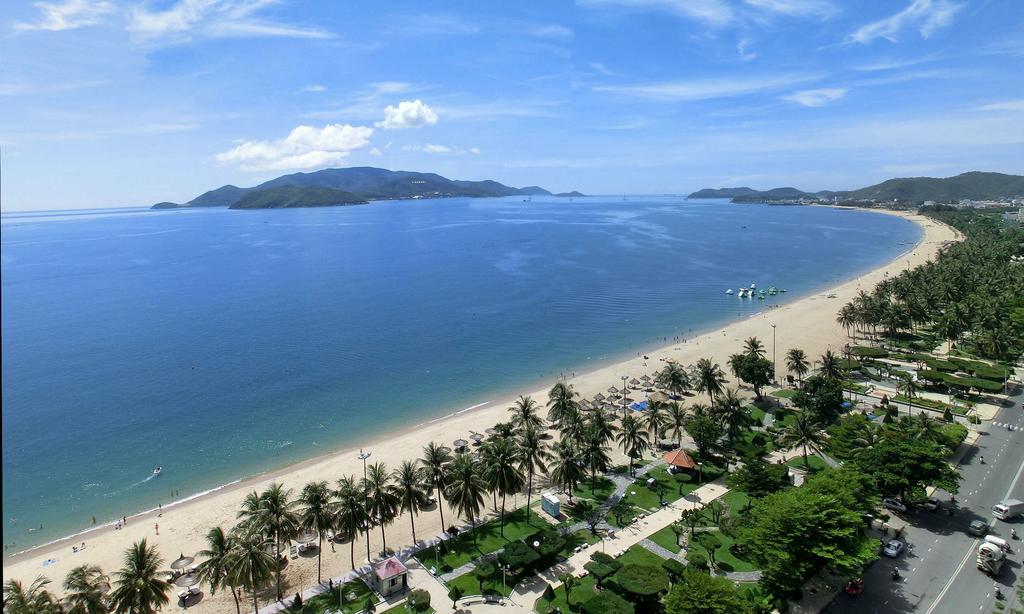 Bờ cát trắng mịn trải dài và nước biển vô cùng trong xanh