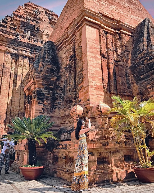 Tháp Bà Ponagar được nằm trên một ngọn đồi nhỏ