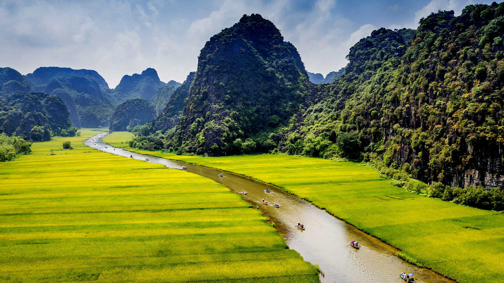 Tam Cốc - Bích Động có được biết đến với danh xưng “Vịnh Hạ Long trên cạn”