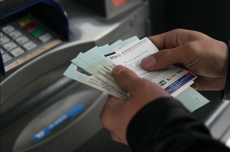 Hãy nhớ lấy tiền trước khi nhận lại thẻ ATM