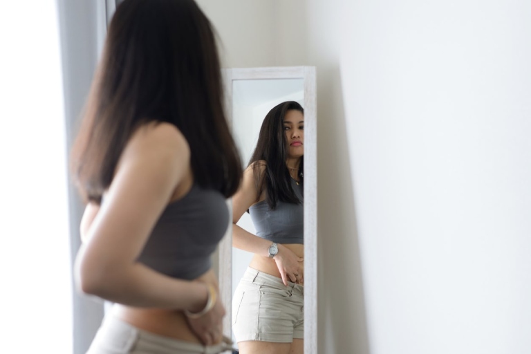 Chứng mặc cảm ngoại hình khiến bạn luôn cảm thấy xấu hổ và lo lắng