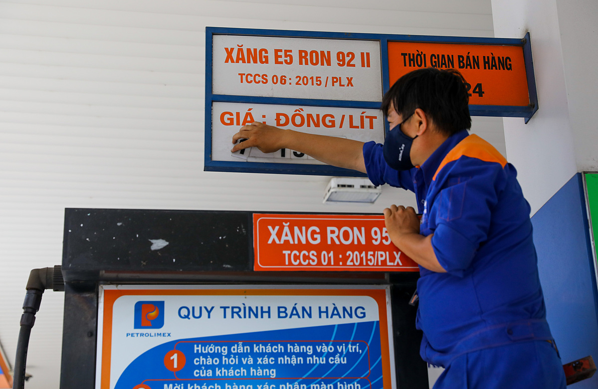 Vì tăng giá, người tham gia giao thông tốn không ít chi phí để đổ xăng đầy bình