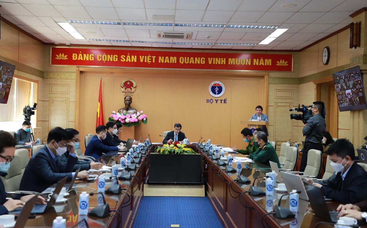 Thứ trưởng Bộ Y tế Trần Văn Thuấn chủ trì hội nghị và có gần 2500 hộ chiếu vaccine được chứng nhận