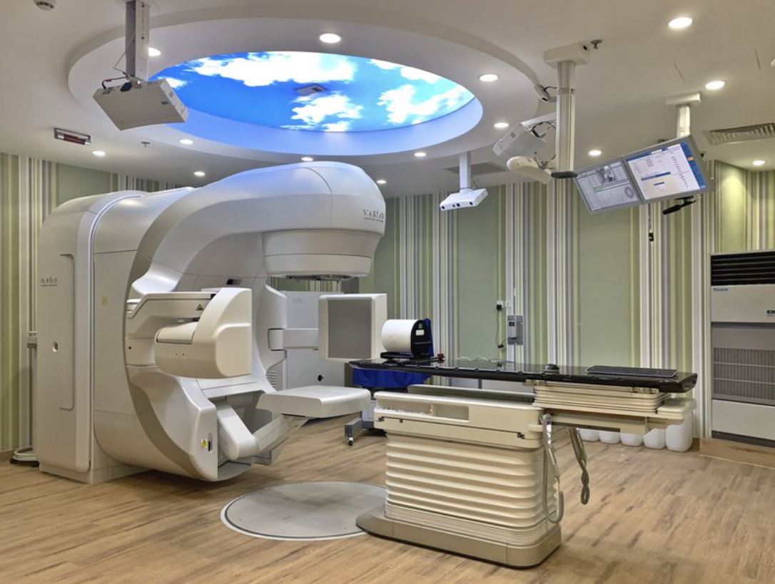 Xạ trị được tiến hành độc lập hoặc có thể kết hợp với các phương pháp điều trị khác