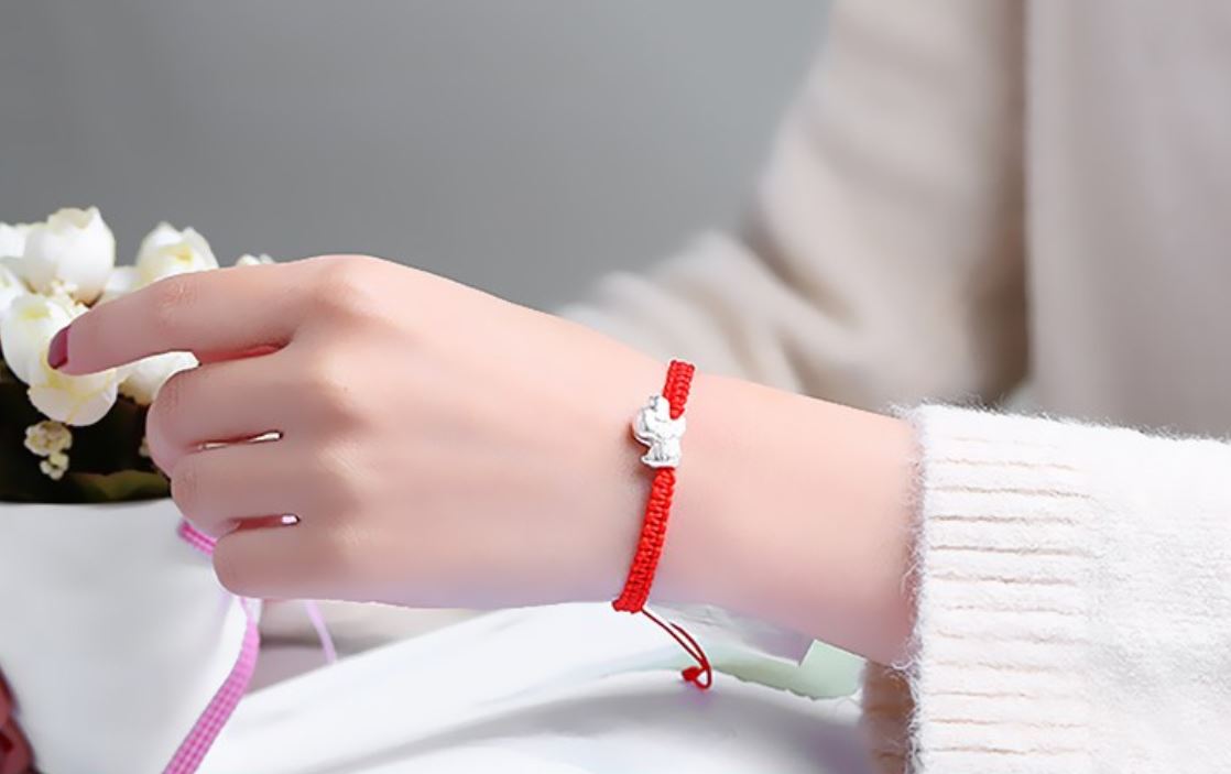Vòng tay chỉ đỏ mang lại sự may mắn và bình an cho thân chủ
