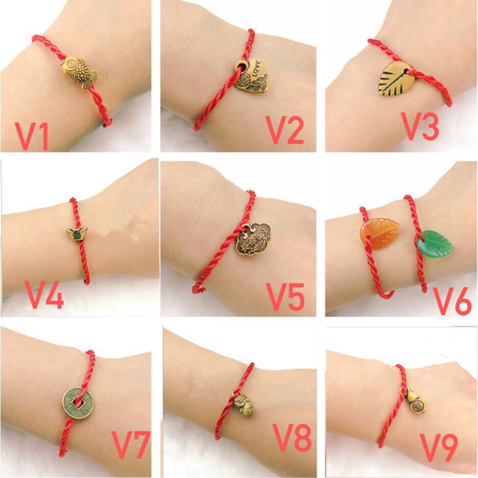 Vòng tay chỉ đỏ thường kết hợp với đồng xu, hình charm để mang đến nhiều ý nghĩa khác nhau