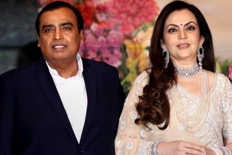 Tỷ phú  Mukesh Ambani bên cạnh người vợ của mình