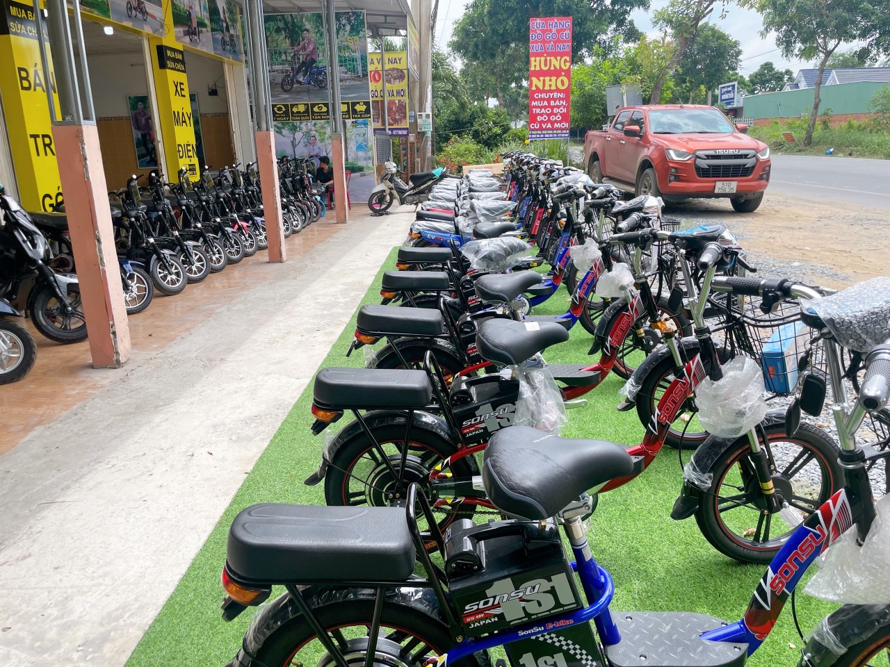 Khách hàng sẽ nhận được những phần quà vô cùng ưu đãi khi mua xe điện tại cửa hàng Long An