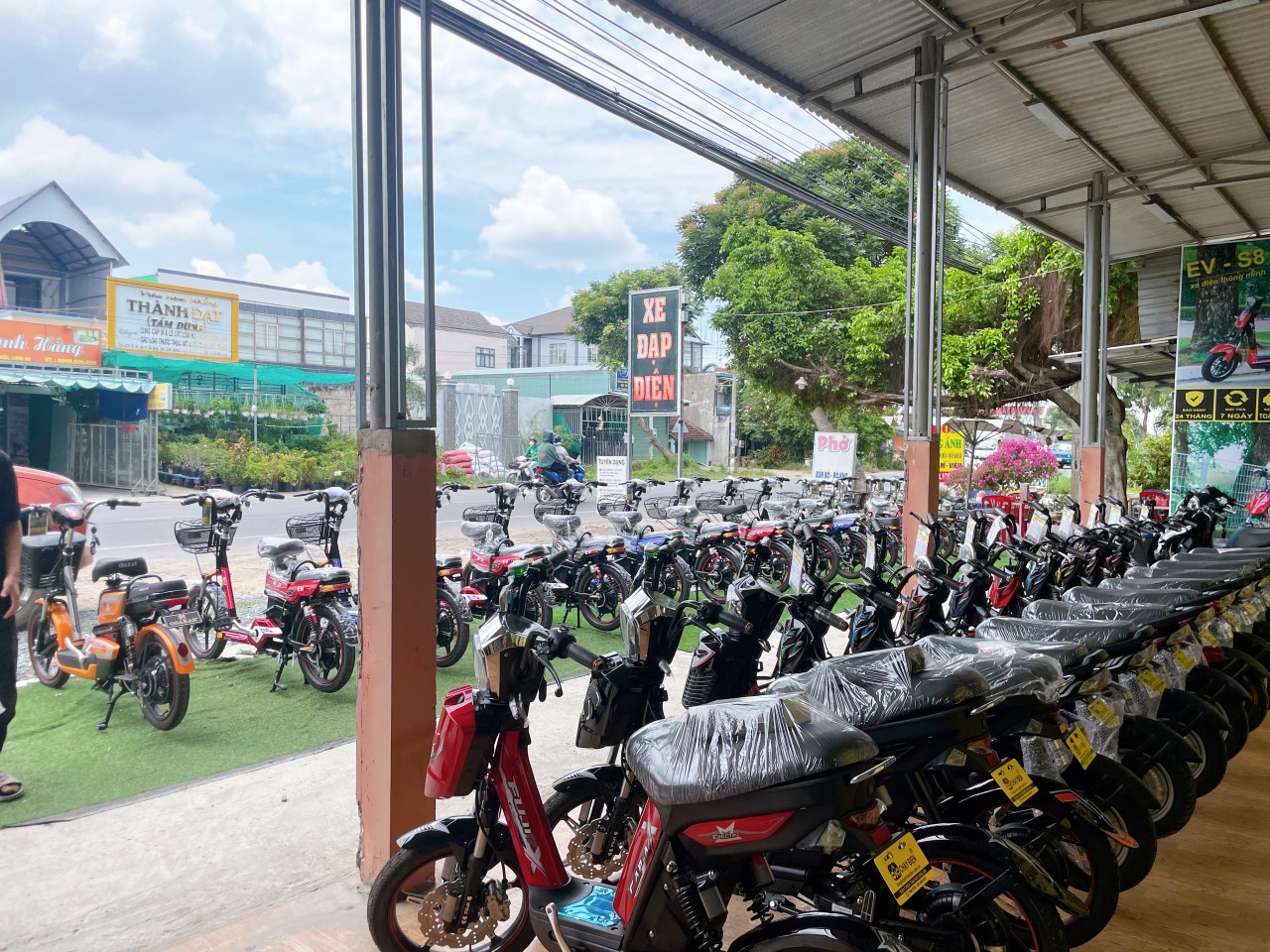 Cửa hàng TGXCĐ với hàng trăm kiểu xe để bạn có thể tha hồ lựa chọn