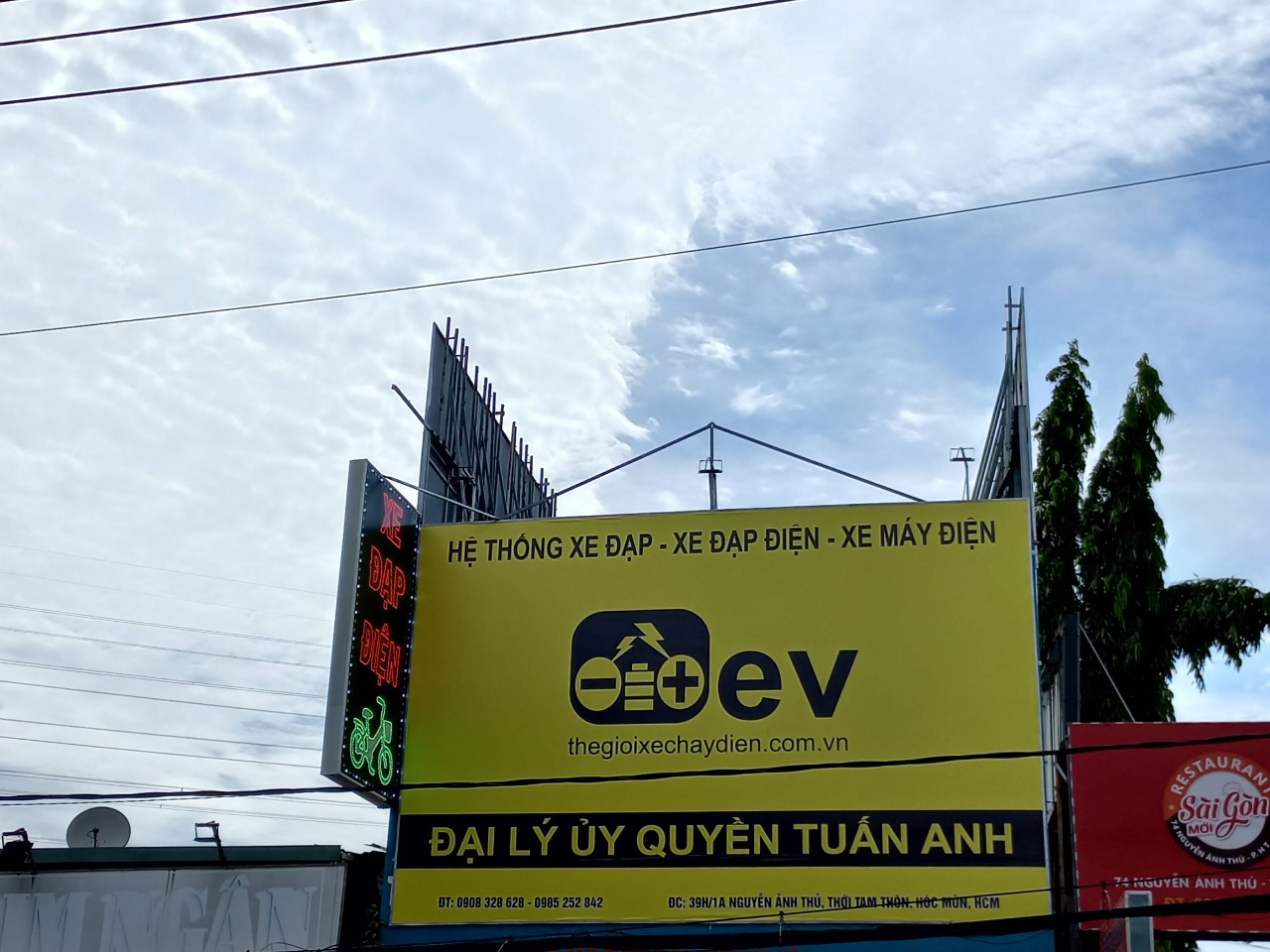 Buổi lễ khai trương diễn ra rất suôn sẻ với sự chúc mừng của mọi người