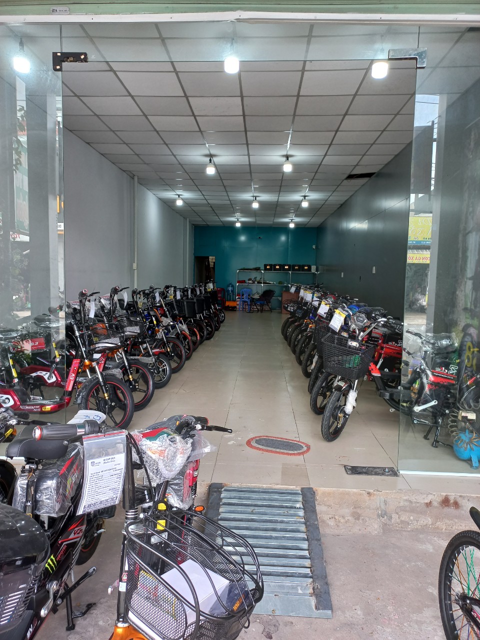 Cận cảnh những chiếc xe điện được bày biện ngăn nắp, tạo cảm giác thoải mái cho khách tham quan và mua sắm