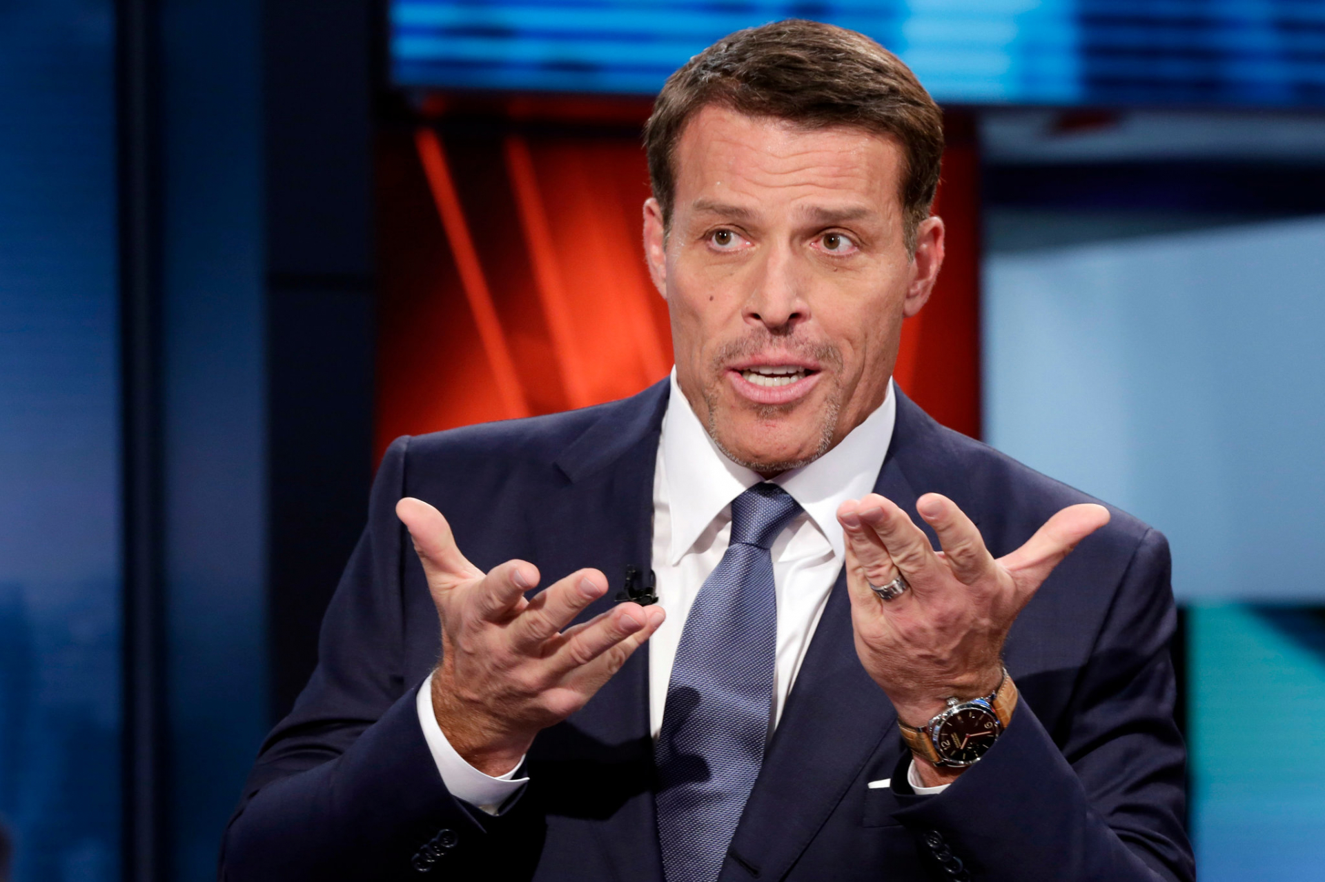 Tony Robbins chính là hình mẫu của con người nghị lực, chưa từng khuất phục trước những khó khăn