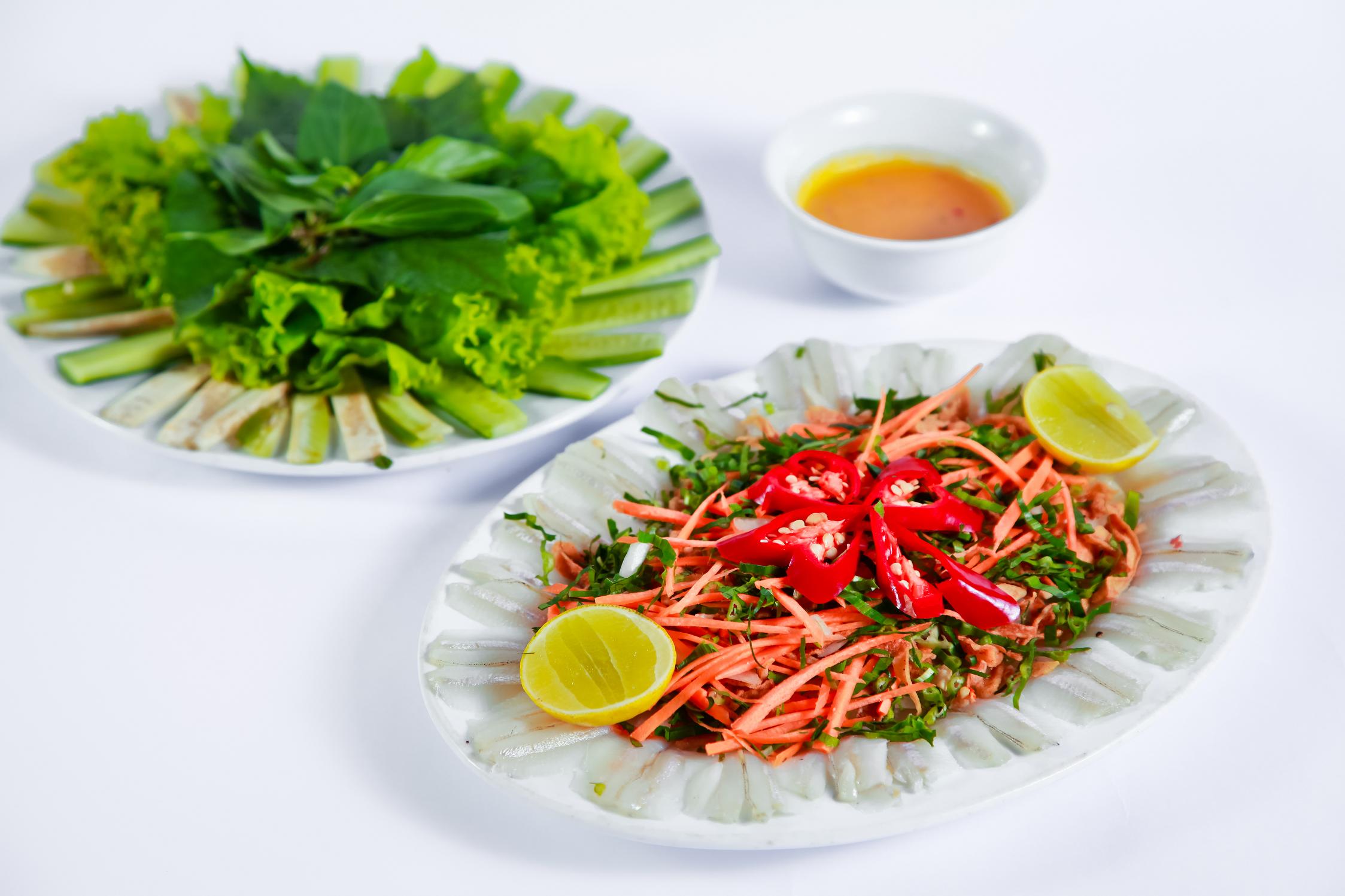 Khi đến với Phan Thiết, nhất định bạn phải thử qua món gỏi cá mai được bày bán ở rất nhiều nơi