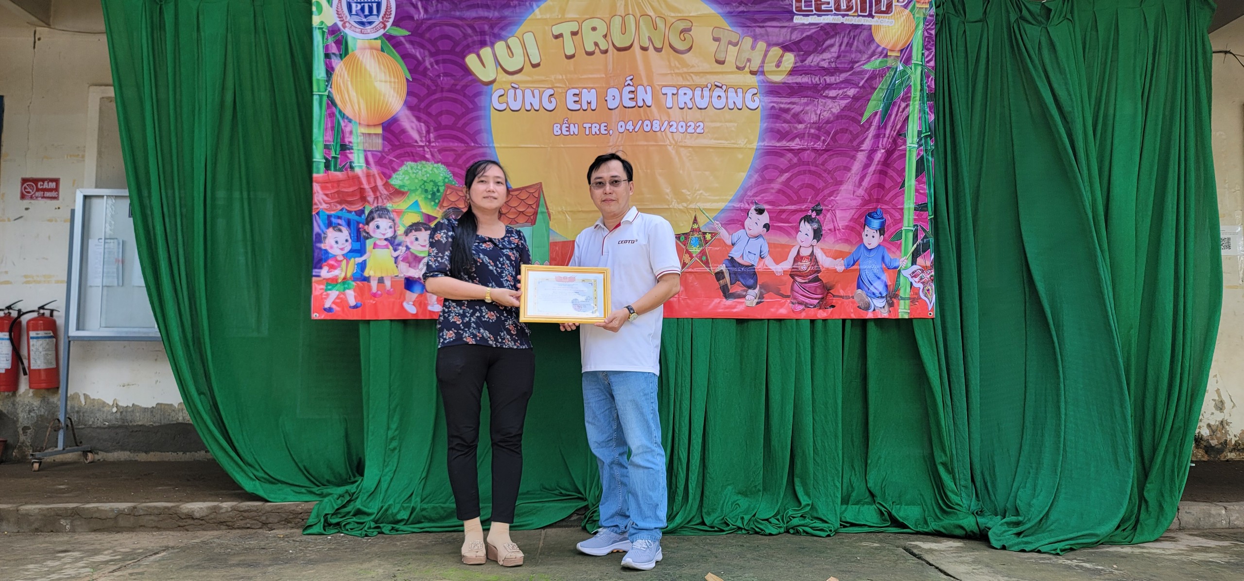 Anh Nhân lớp trưởng đã đại diện cho đoàn từ thiện trao tặng những phần quà giá trị