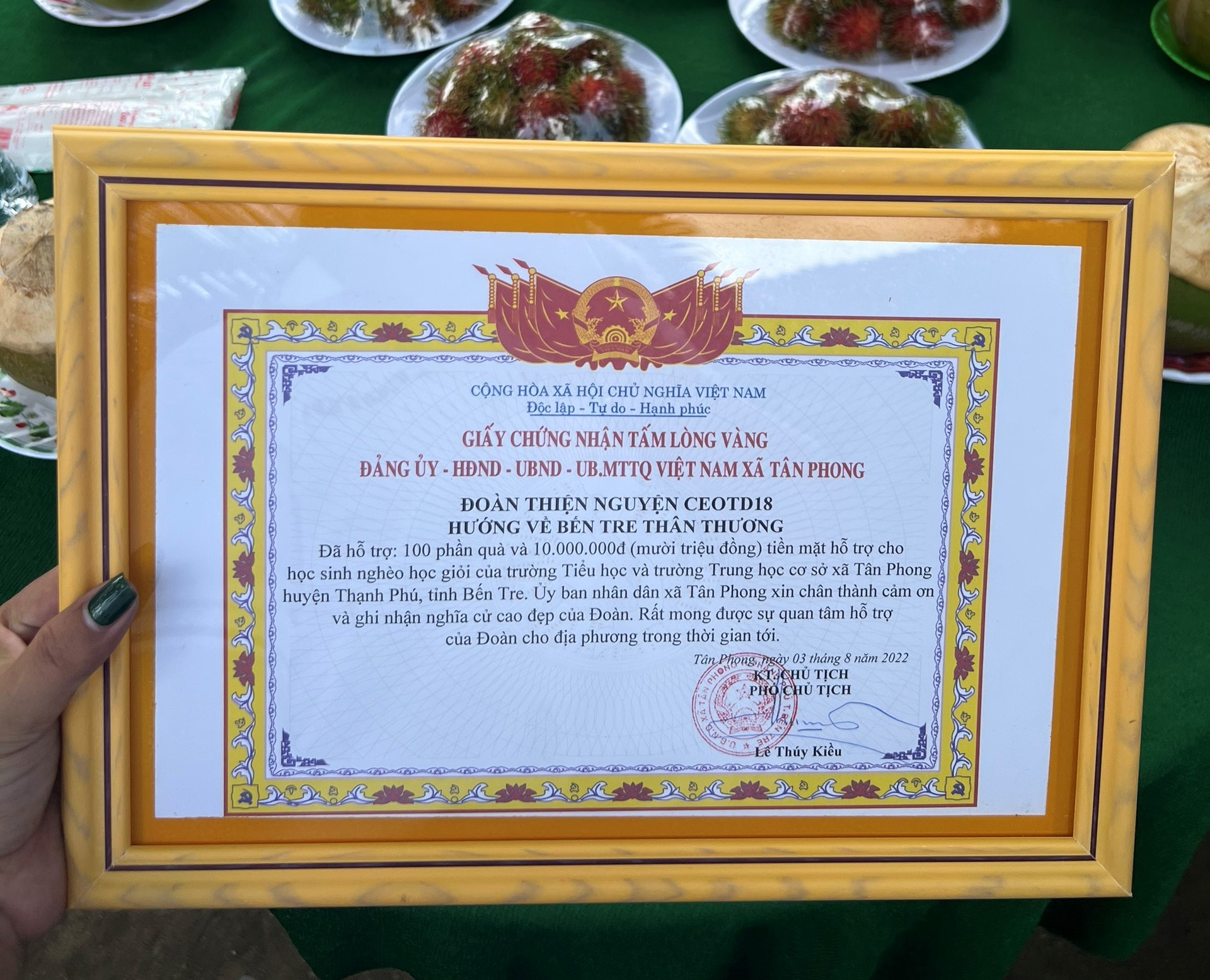 Đại diện UBND đã trao tặng đoàn bằng khen Chứng nhận tấm lòng vàng