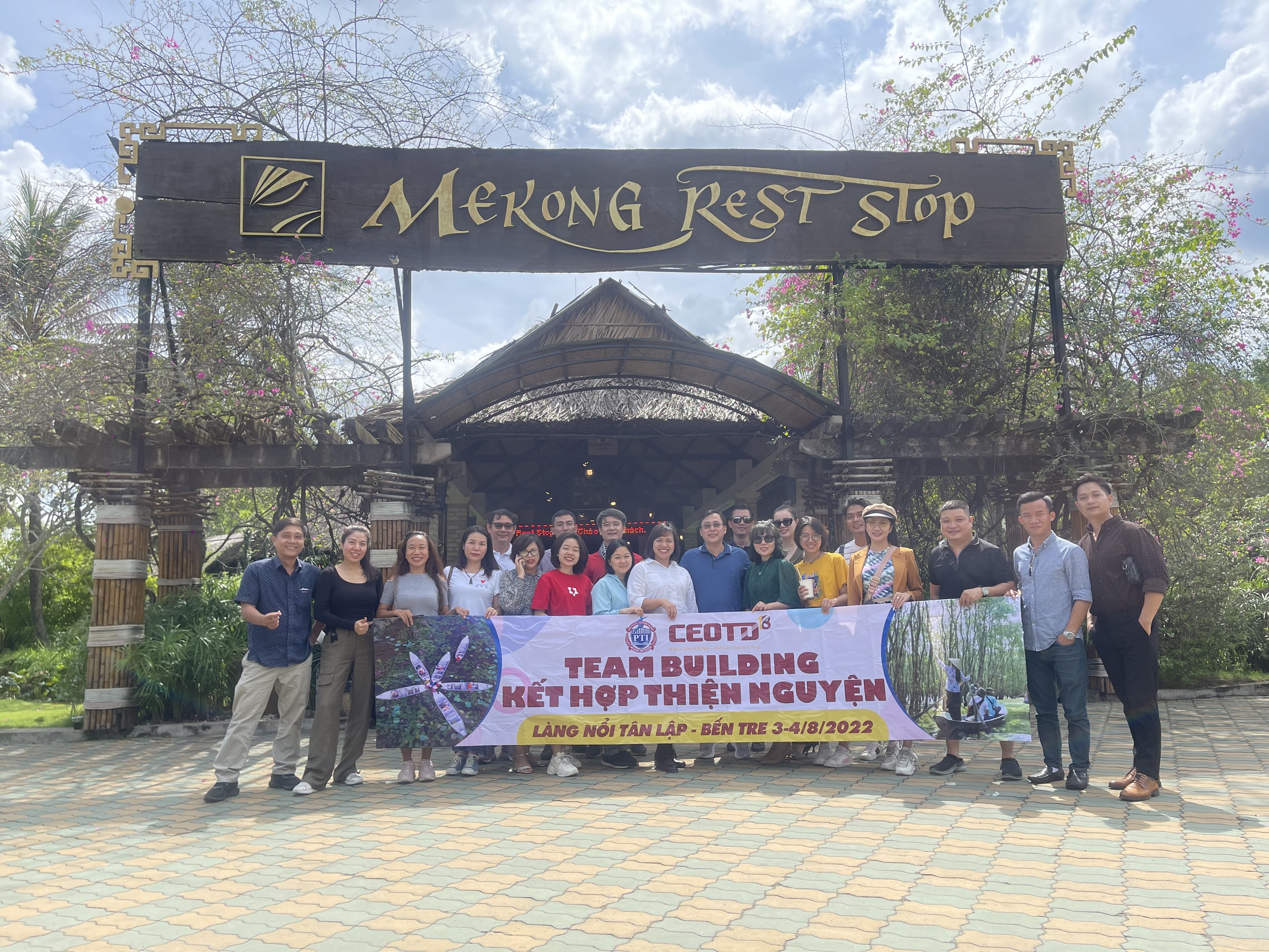 Đoàn tham gia Team building kết hợp thiện nguyện tại Làng nổi Tân Lập