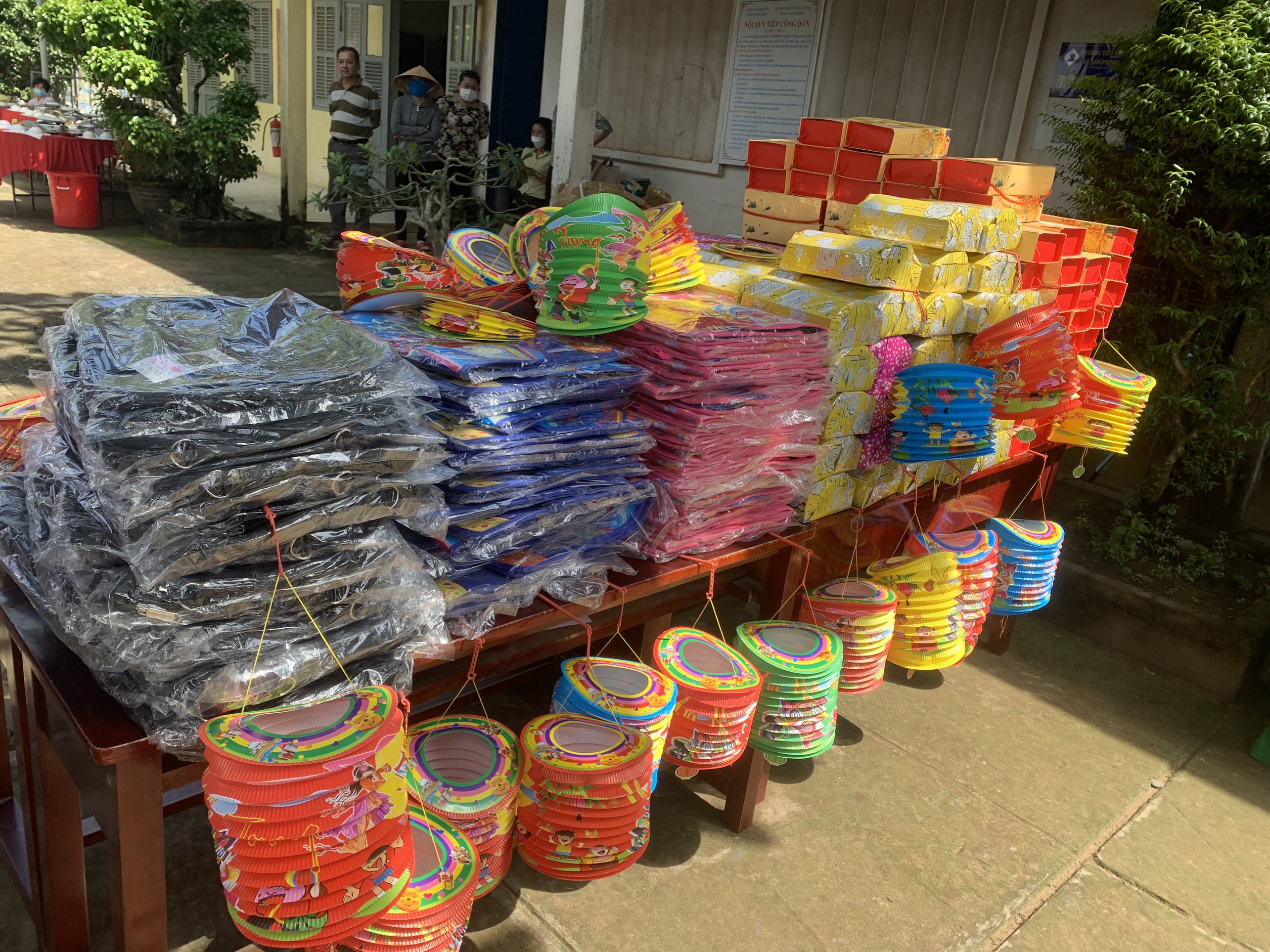 Rất nhiều quà Trung thu, bánh kẹo, lồng đèn được trao tặng cho học sinh