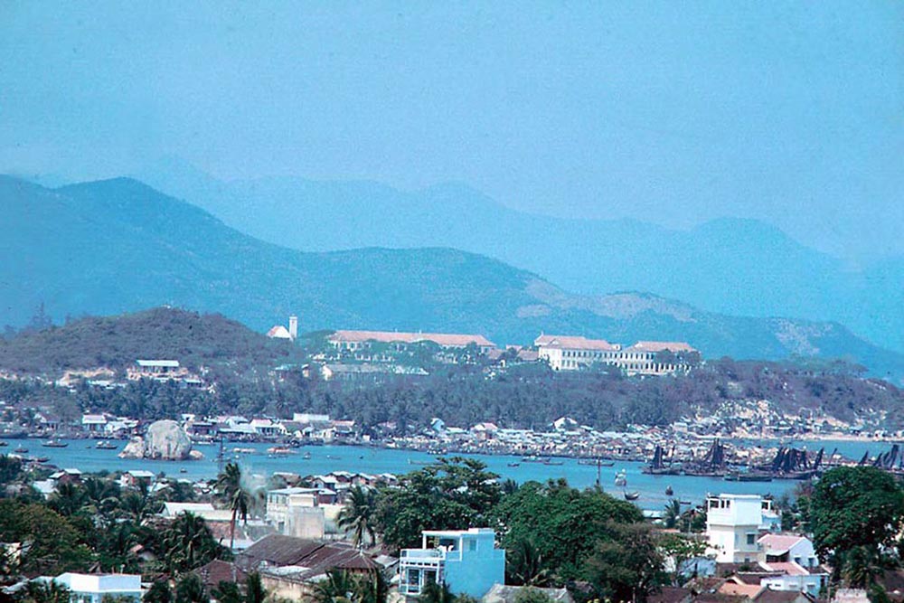 Sau một năm lênh đênh trên biển khơi, ông quyết định chọn Nha Trang làm nơi dừng chân