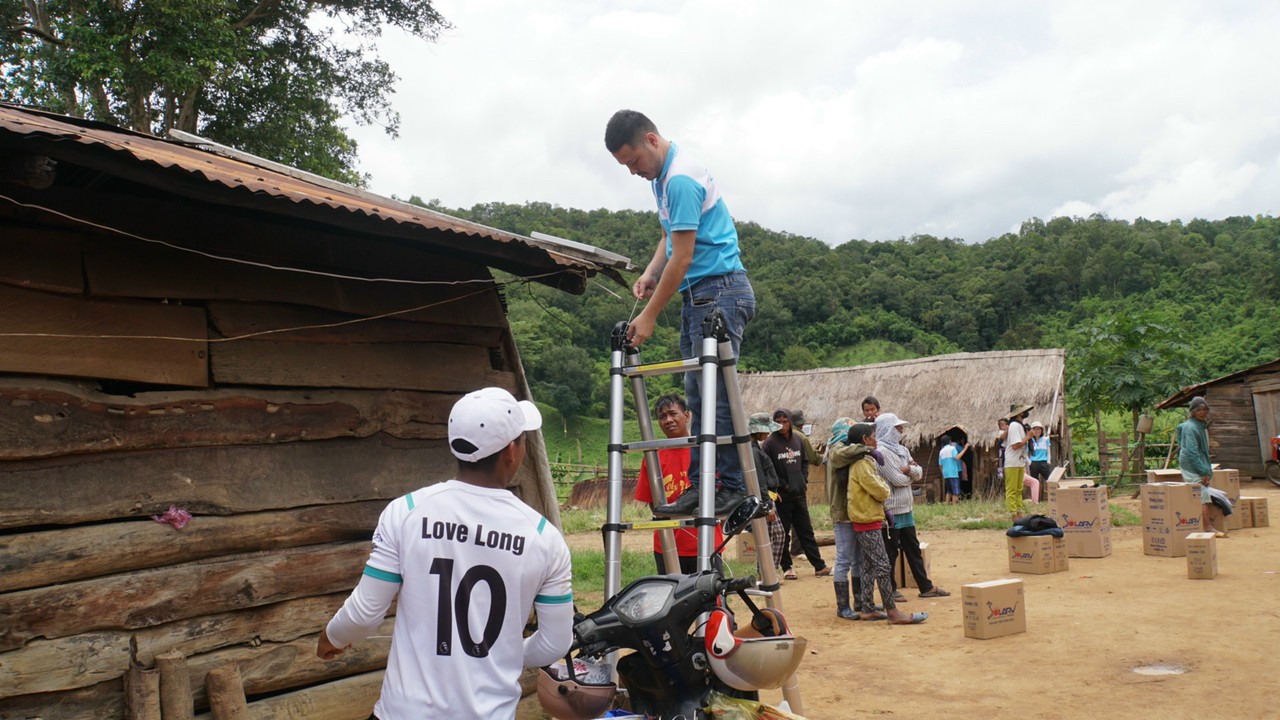 Hình ảnh các tình nguyện viên đang bắt điện mặt trời