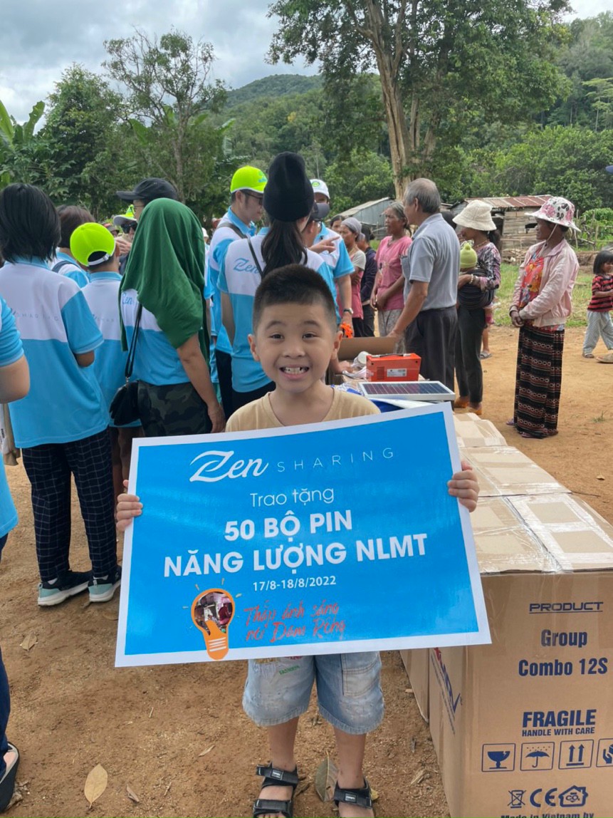 Đoàn đã trao tặng cho bà con 50 bộ pin năng lượng mặt trời