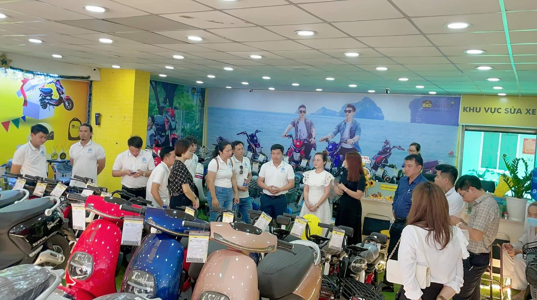 Các học viên cũng đã được tham quan và chạy thử nghiệm những chiếc xe điện tại cửa hàng