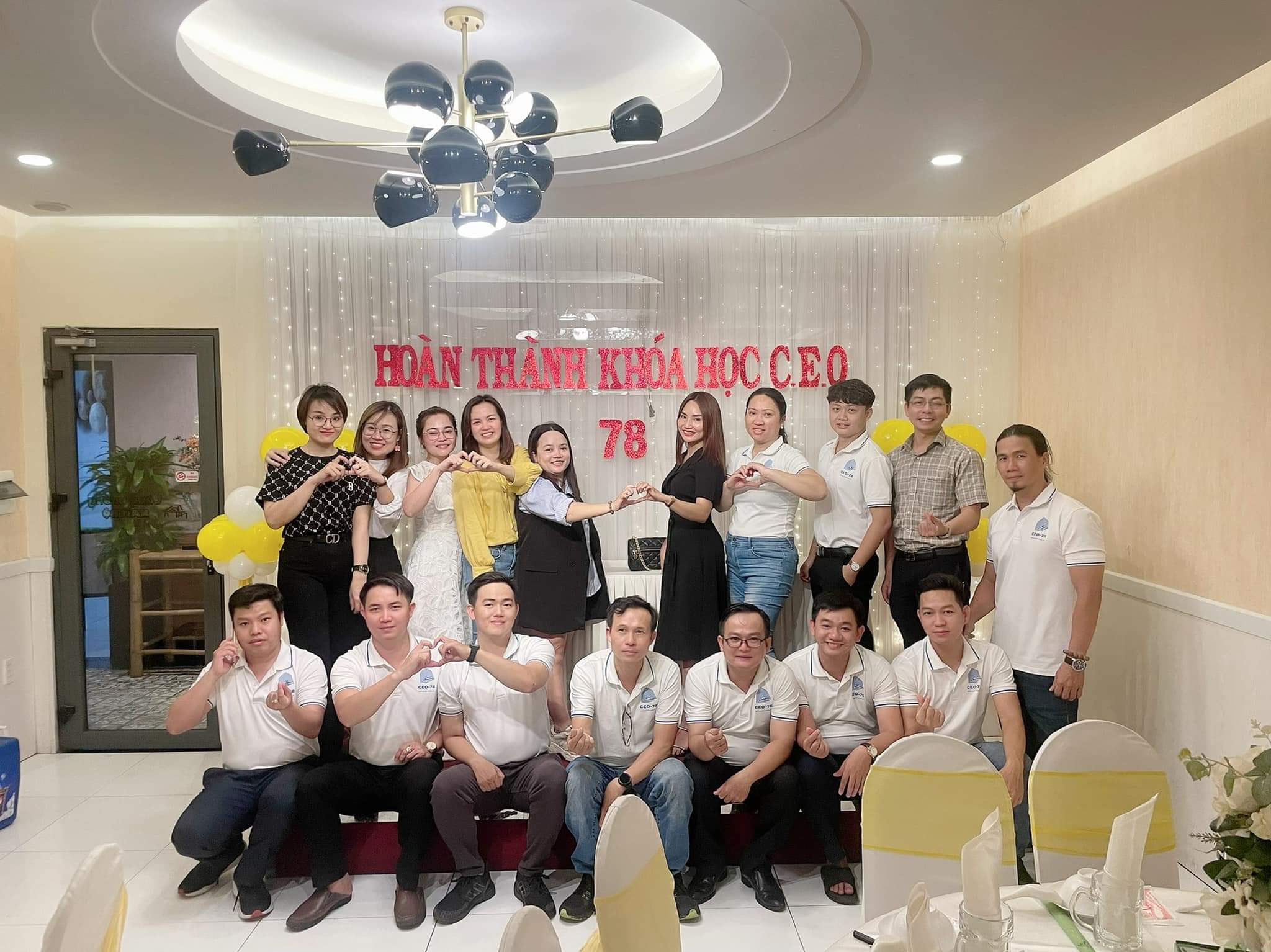 Mọi người cùng tham gia bữa tiệc giao lưu để chúc mừng tốt nghiệp khóa học