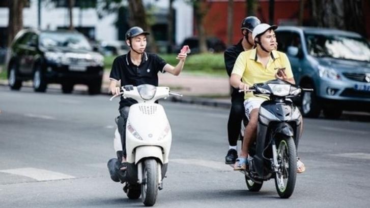 Đi xe bằng 1 tay khá là nguy hiểm đối với người tham gia giao thông