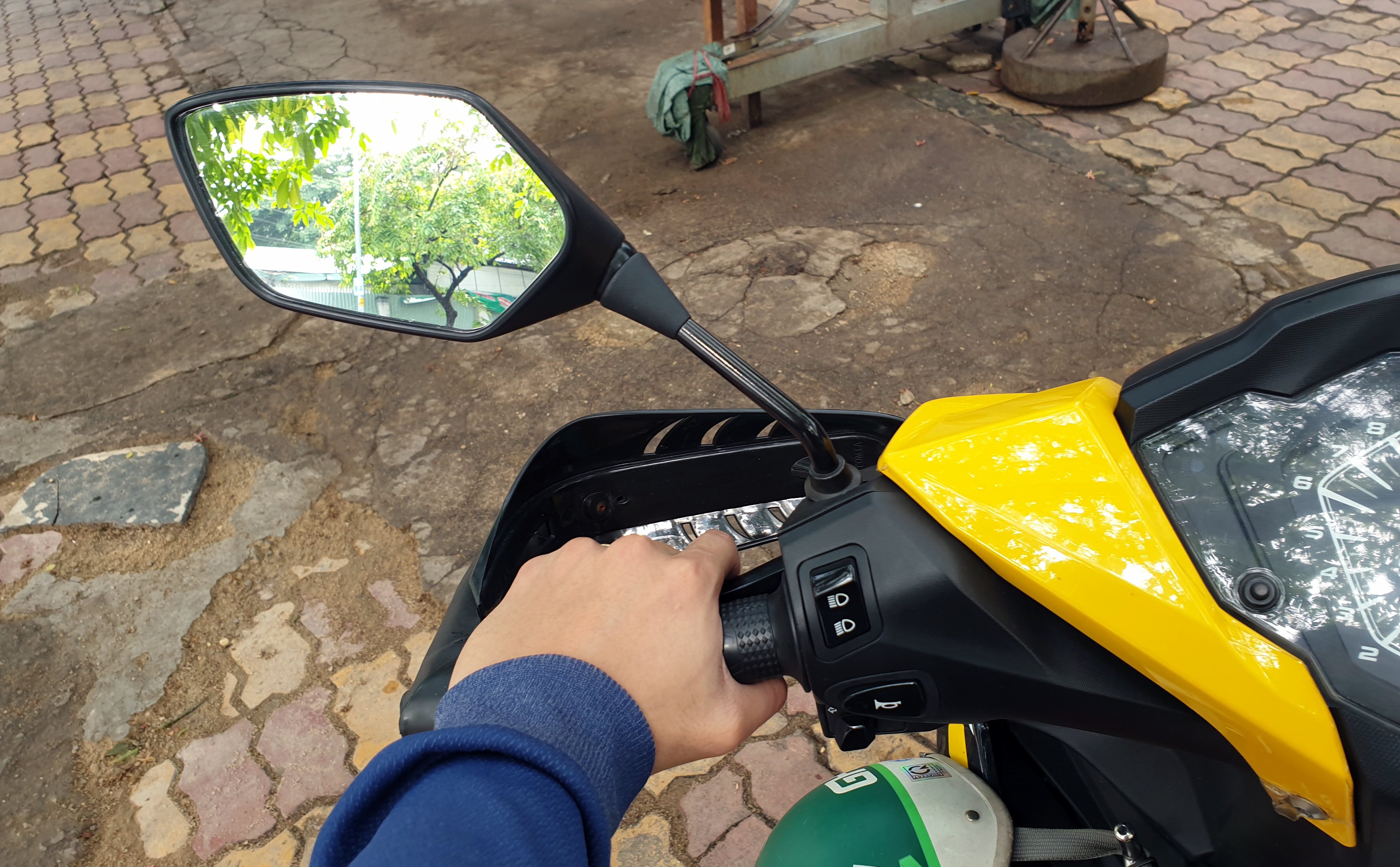 Liệu xe chỉ có gương chiếu hậu bên trái có bị xử phạt không?