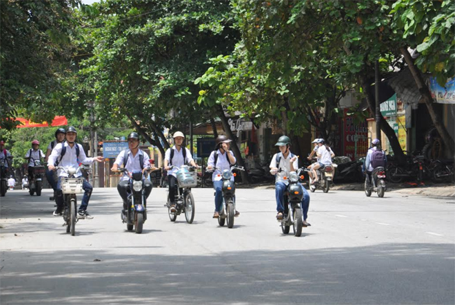 Người tham gia giao thộng sẽ bị xử phạt khi đi xe dàn từ 3 hàng trở lên