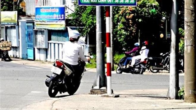 Vẫn chưa có quy định nào bắt phải bật xi nhan khi quẹo vào đường cong
