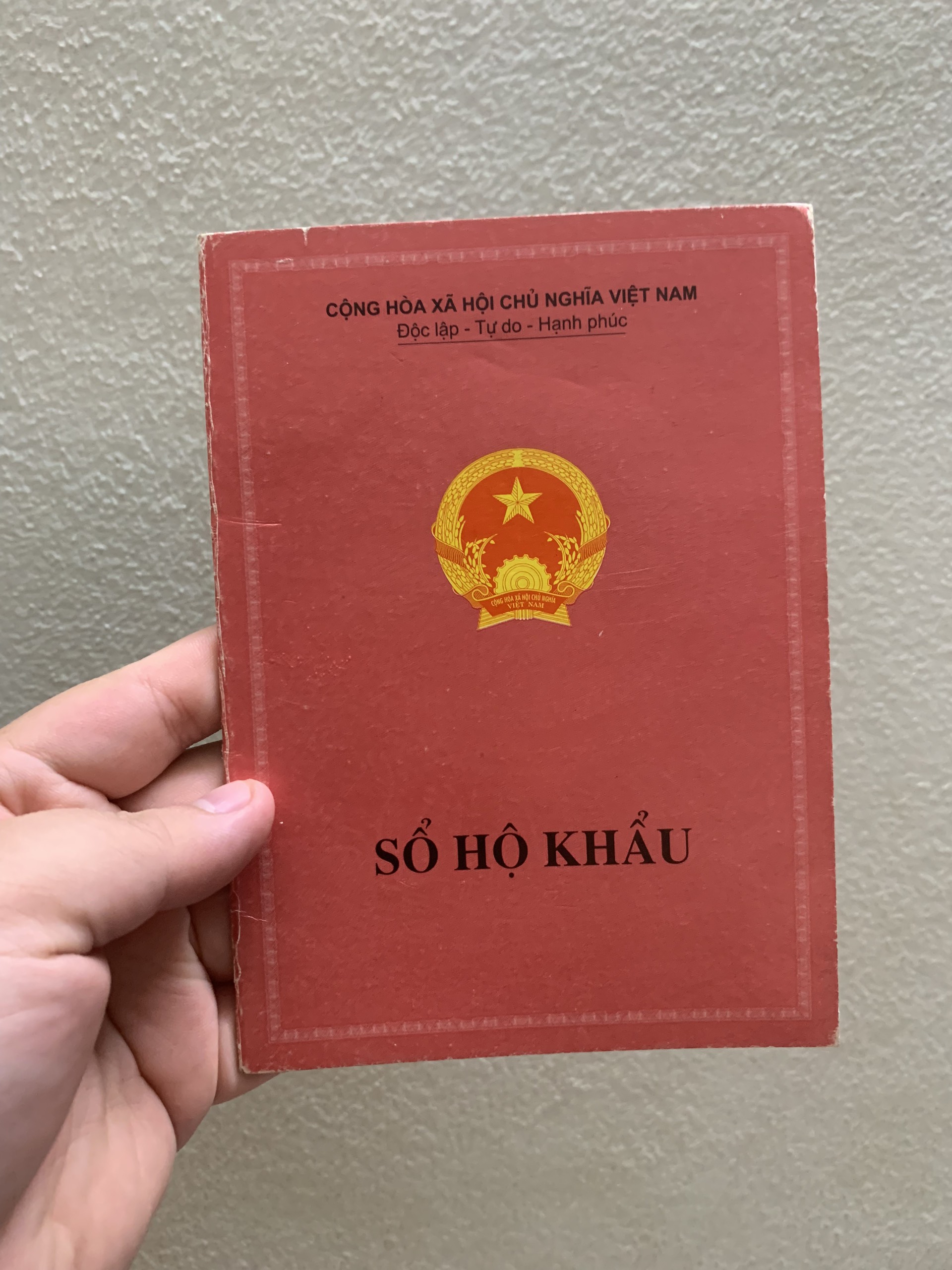 Việc thu hồi sổ hộ khẩu, giấy tạm trú chỉ khi thông tin không đúng trên cơ sở dữ liệu cư trú Việc thu hồi sổ hộ khẩu, giấy tạm trú chỉ khi thông tin không đúng trên cơ sở dữ liệu cư trú