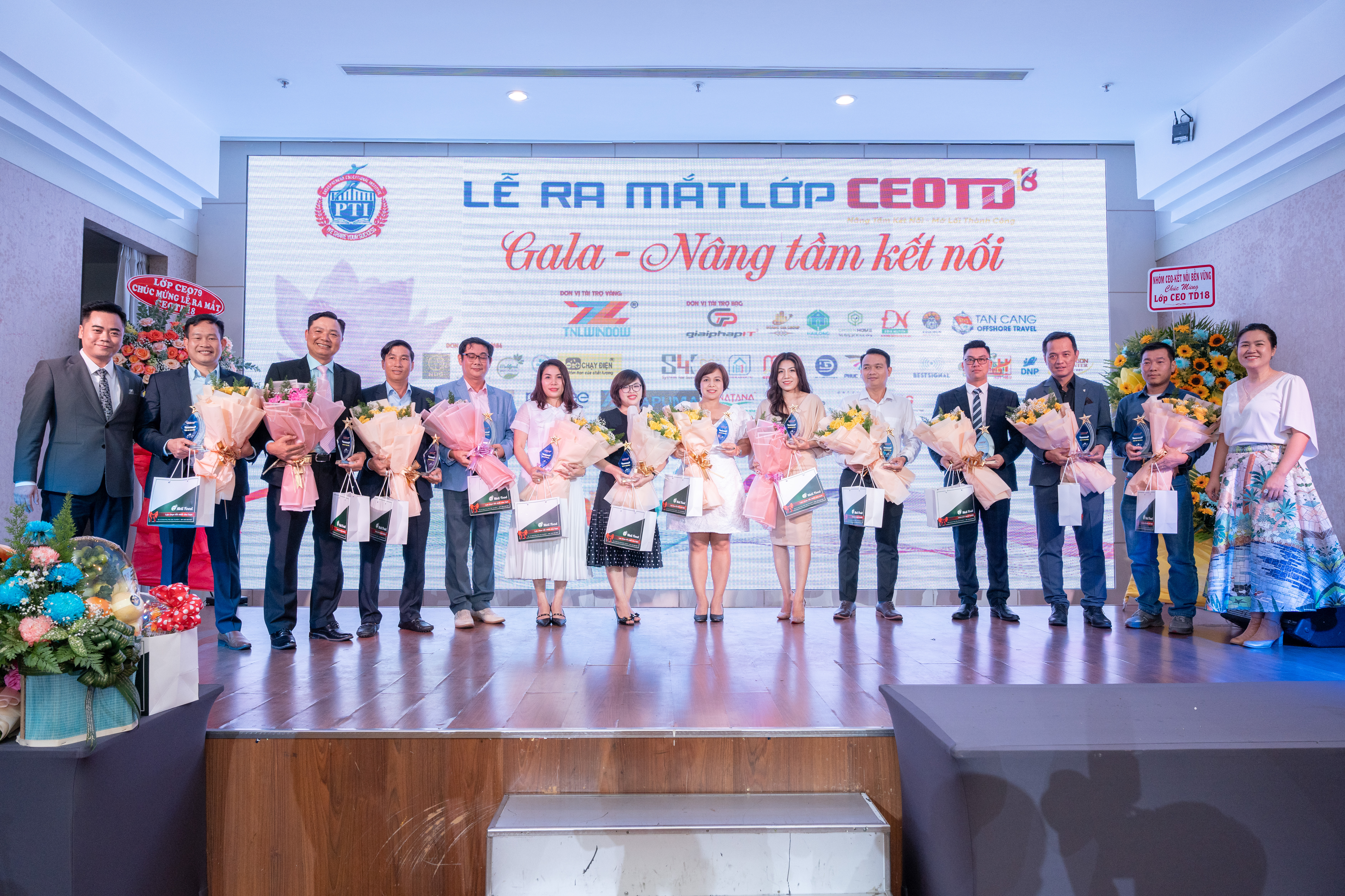 Để cảm ơn tấm lòng này, đại diện lớp lớp CEO TD18 có những bó hoa tươi thắm cùng kỉ niệm chương cùng gửi đến các nhà tài trợ