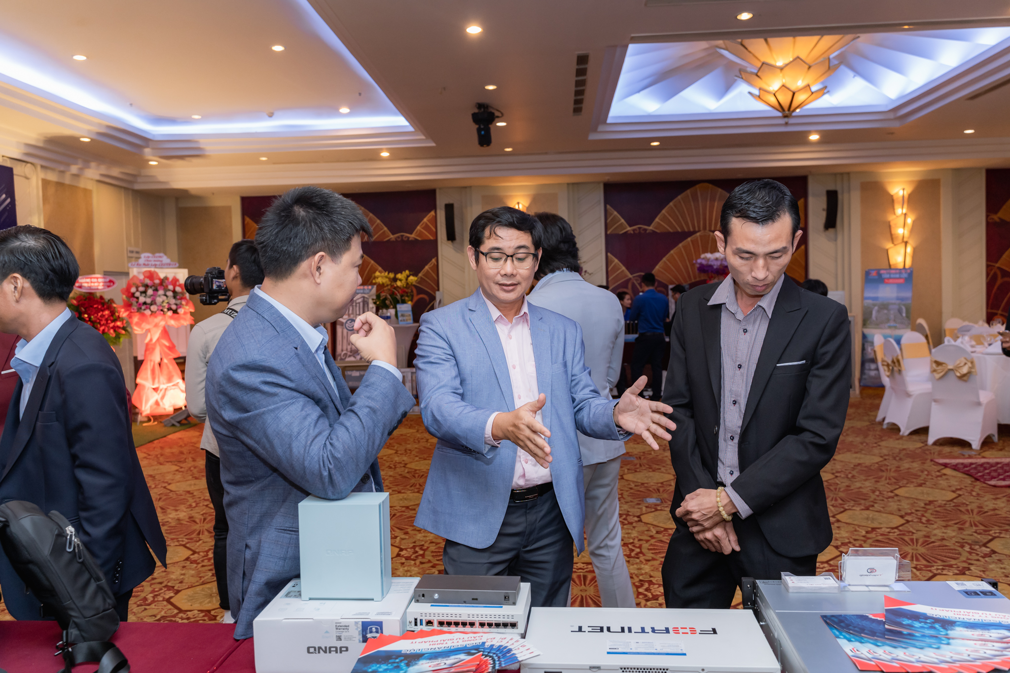 Tại đây còn có những gian hàng trưng bày sản phẩm của các doanh nghiệp tài trợ và giới thiệu cho khách tham dự