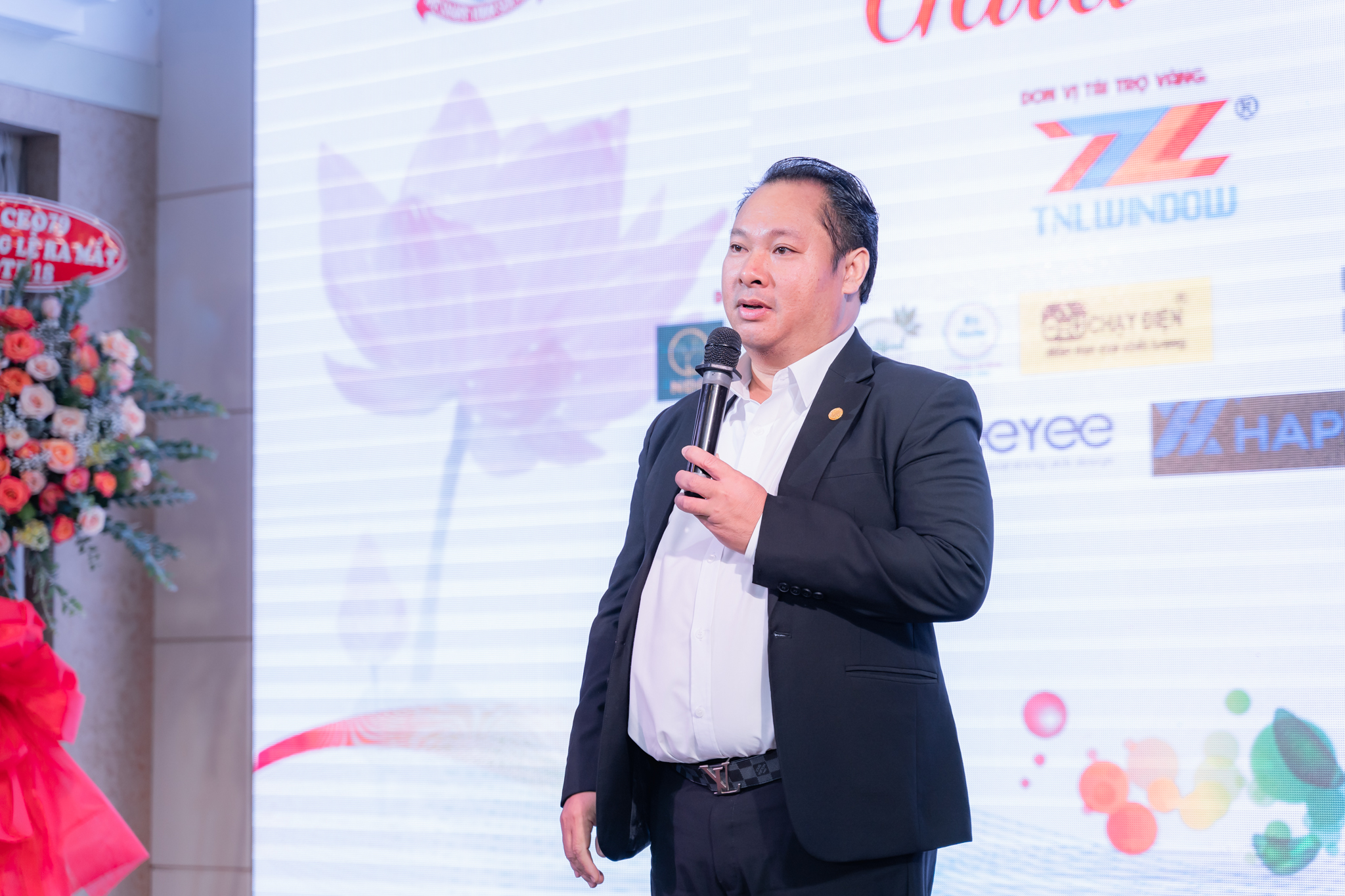 Ông Hoan thay mặt PTI đã trao tặng 3 khóa học CMO( Giám đốc Marketing) cho lớp CEOTD 18