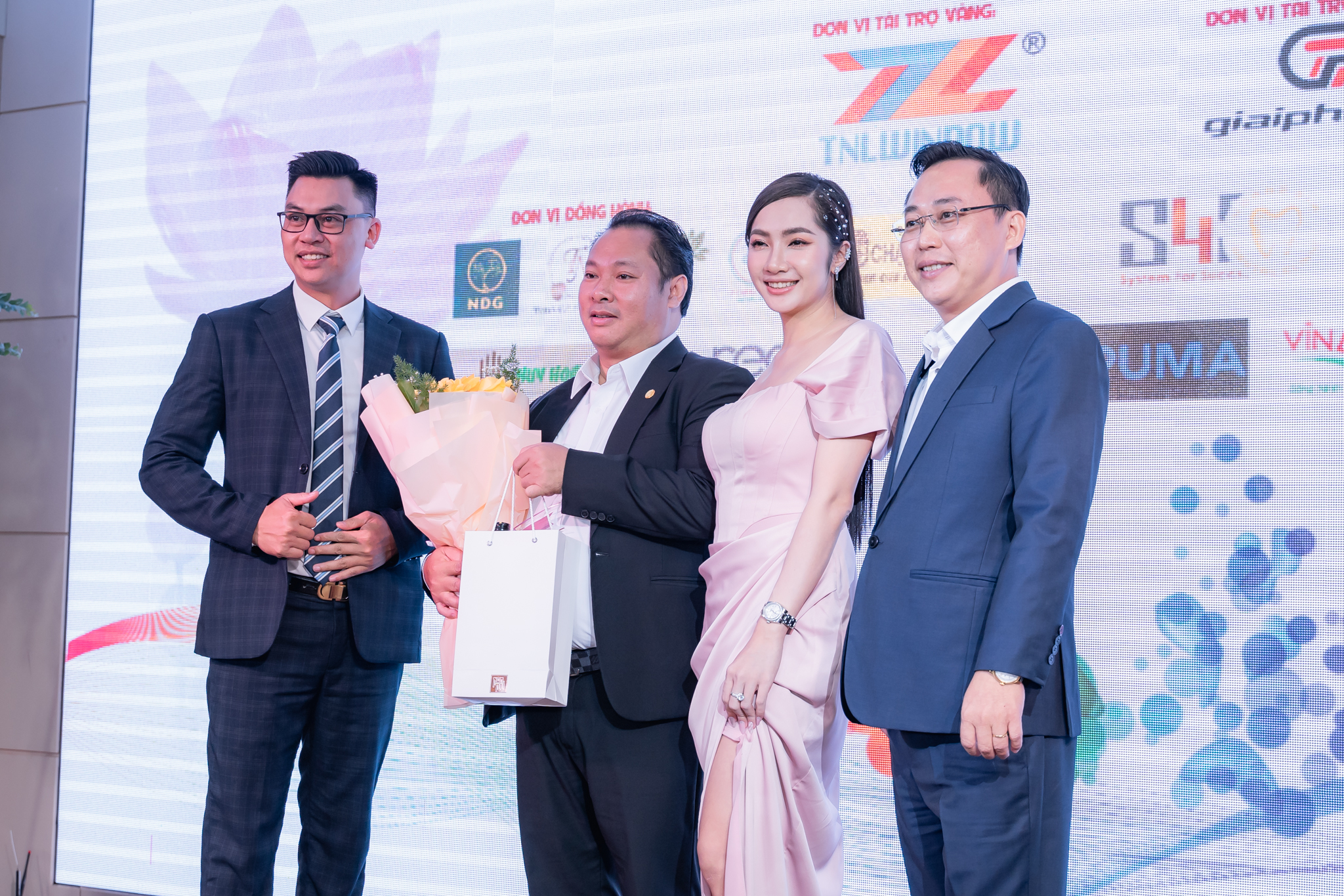 Những bó hóa tươi thăm từ tập thể lớp đến ông Triệu Văn Hoan phó chủ tịch PTI