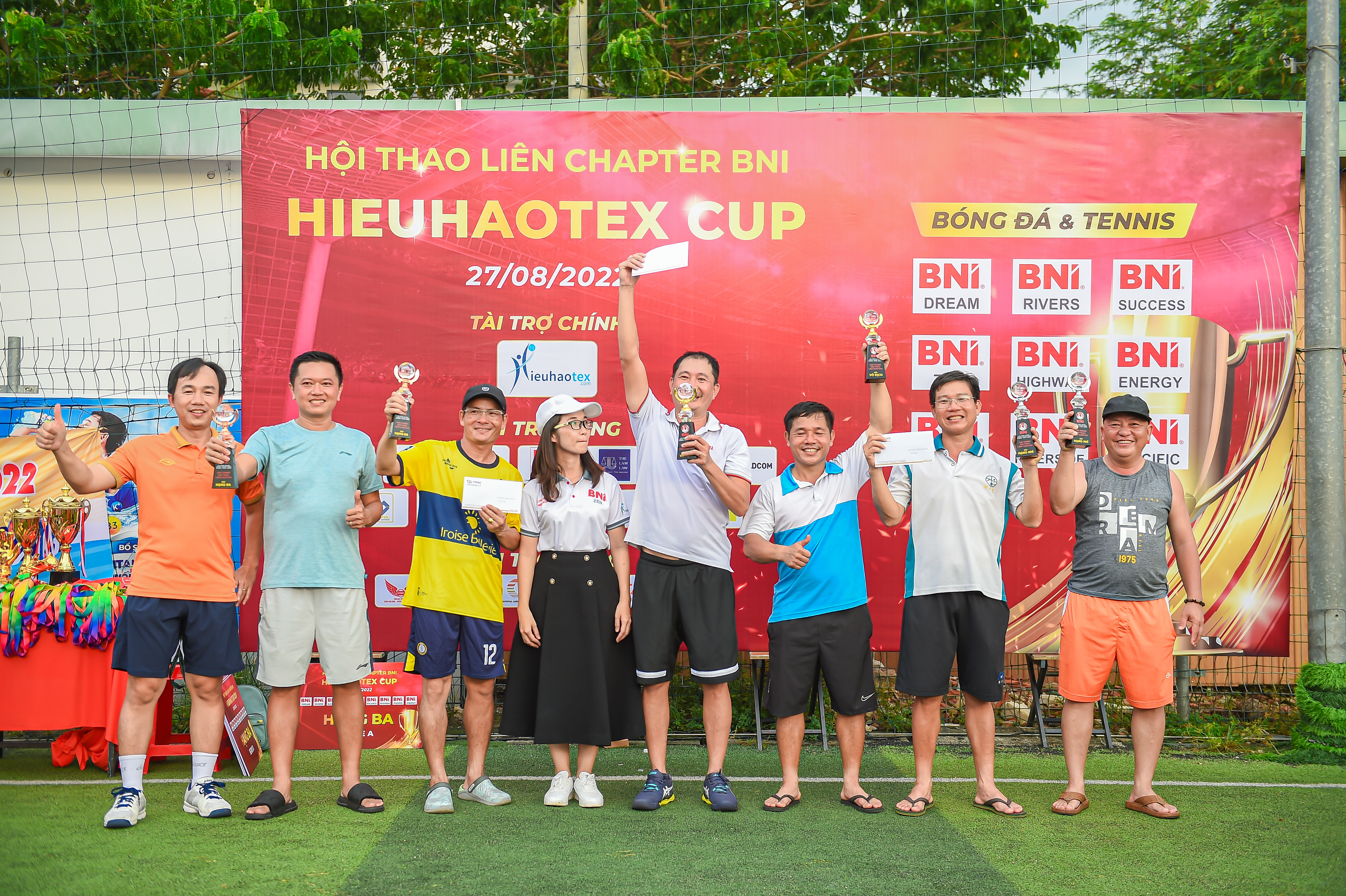 Hình ảnh ban đại diện tặng cúp và phần thưởng cho đội thắng cuộc