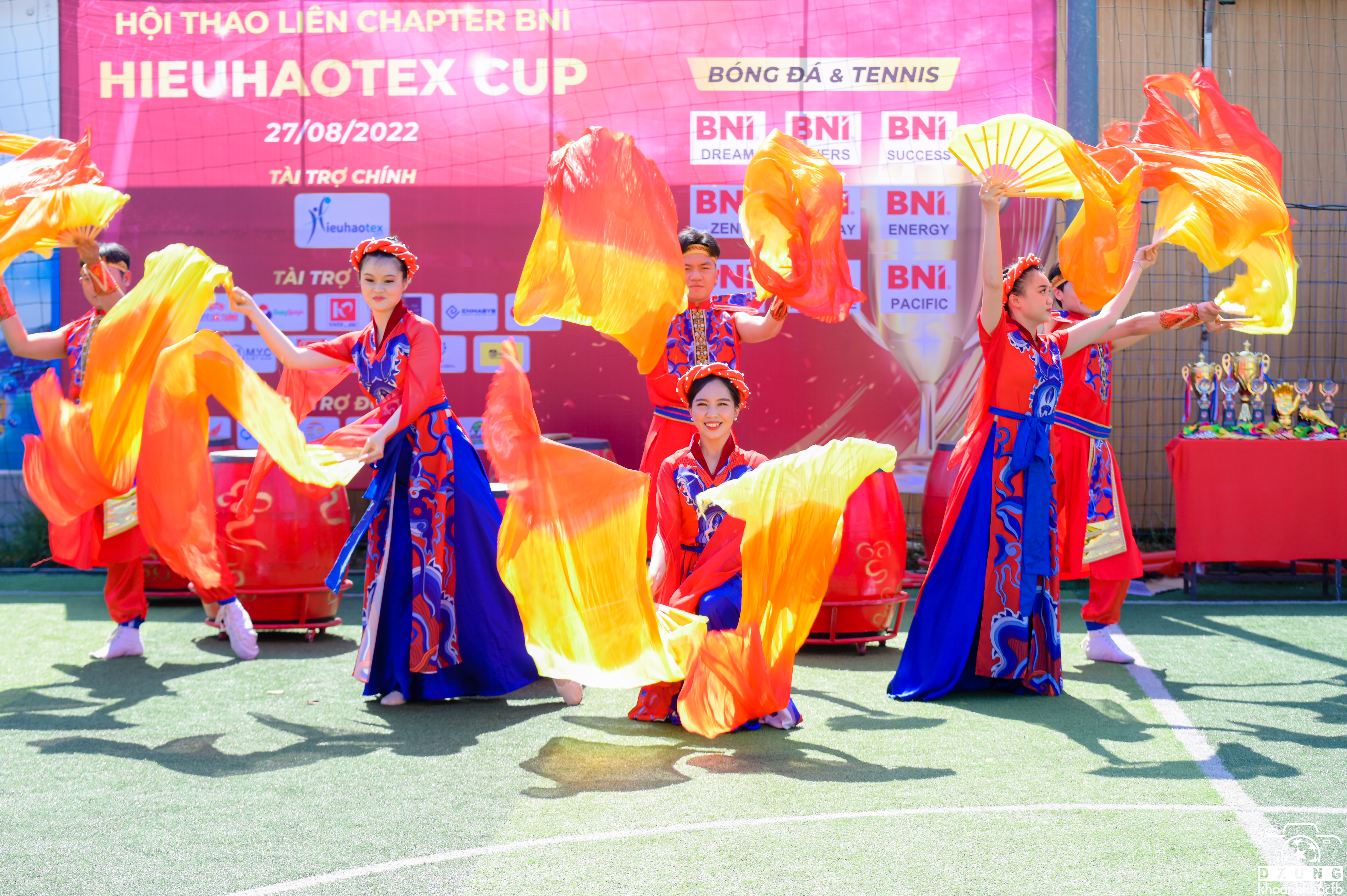 Màn múa tiết mục góp vui làm hâm nóng thêm bầu không khí của buổi lễ