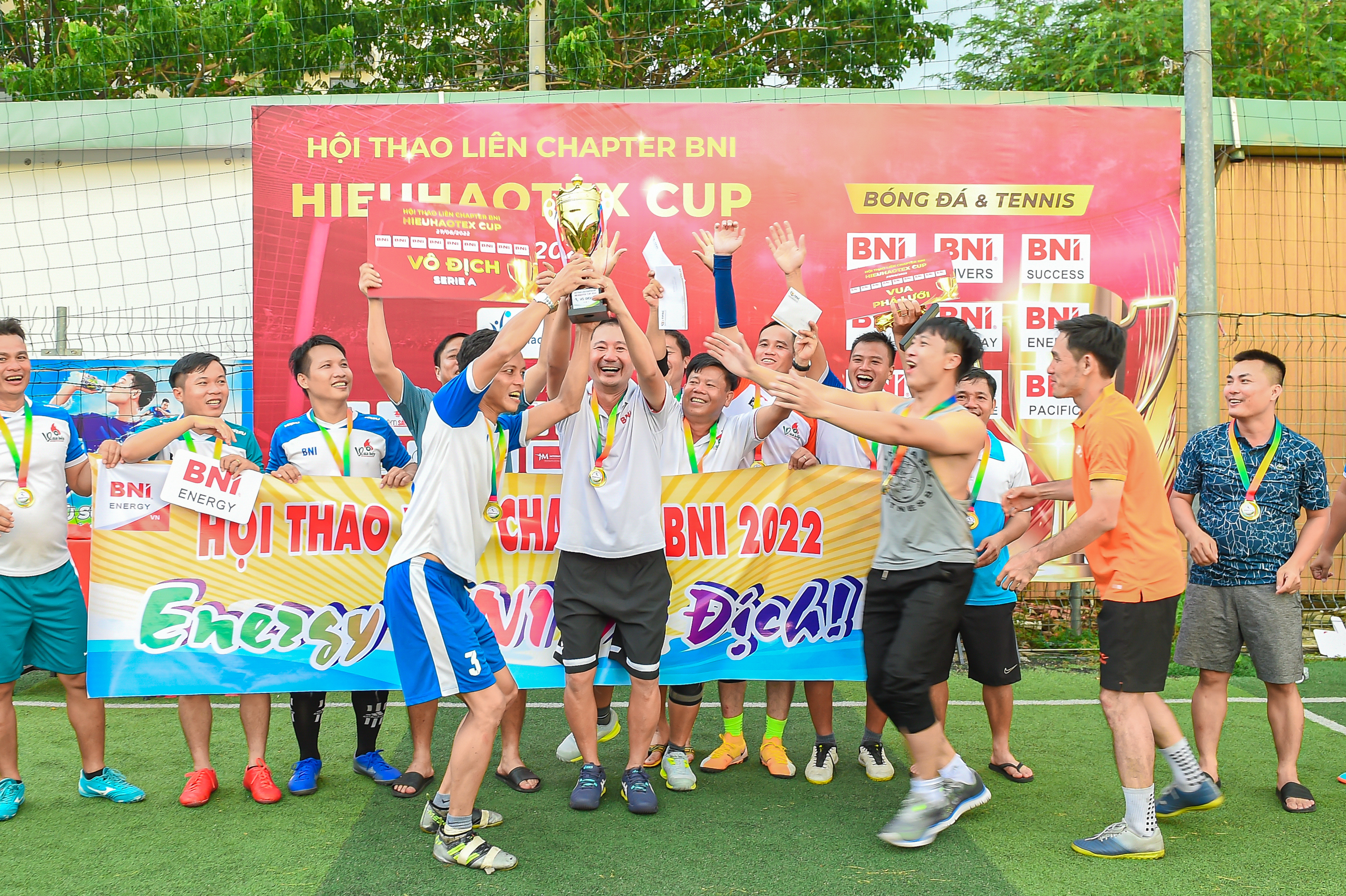 Những nụ cười rạng rỡ khi nhận thưởng chiếc cúp vô địch