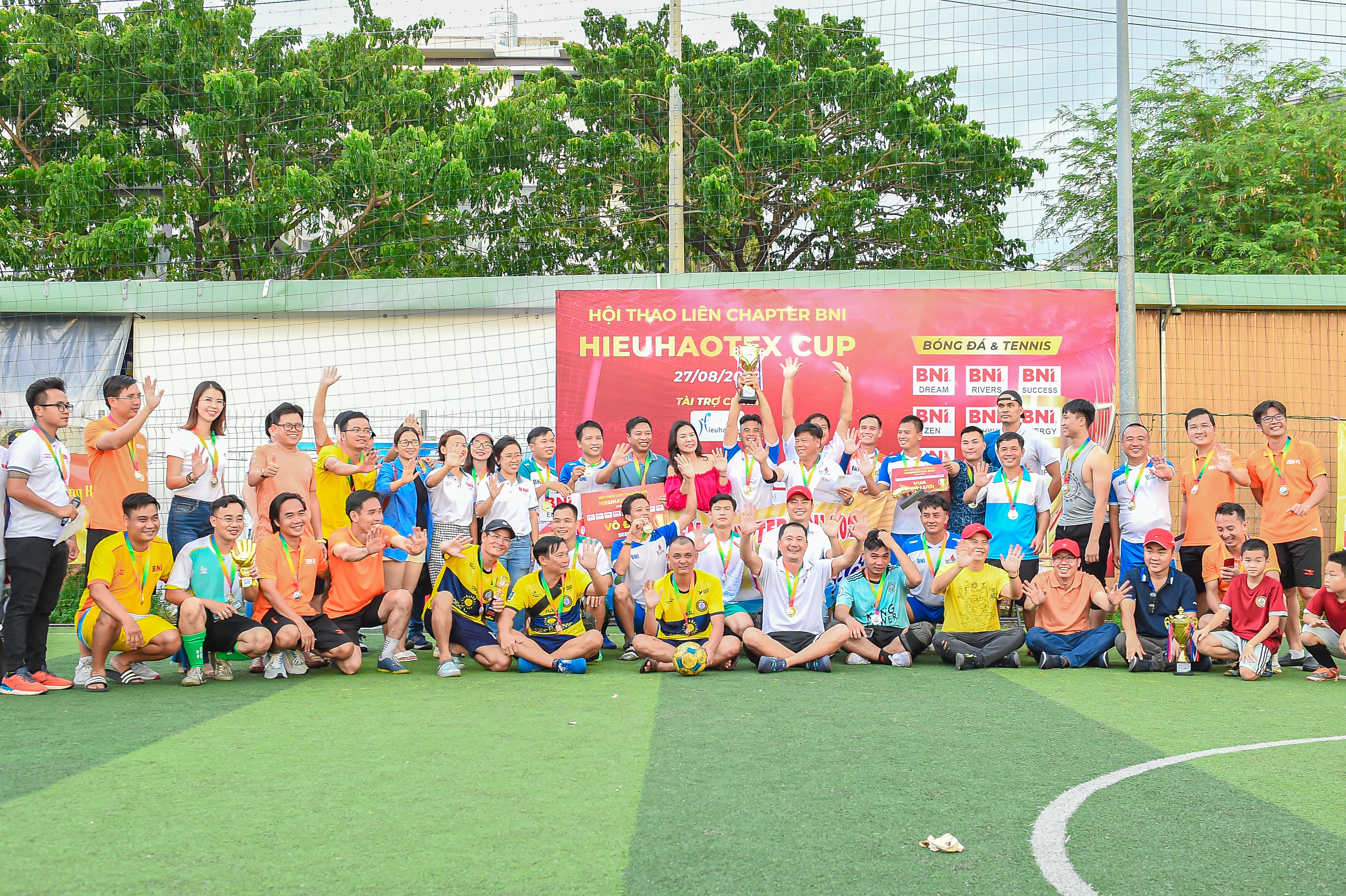 Tập thể tham dự hội thao liên Chapter BNI Hieuhaotext cup 2022 chụp hình chung với nhau