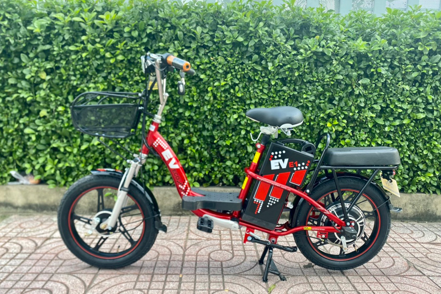 EV E1 18icnh với phiên bản màu đỏ rực lửa
