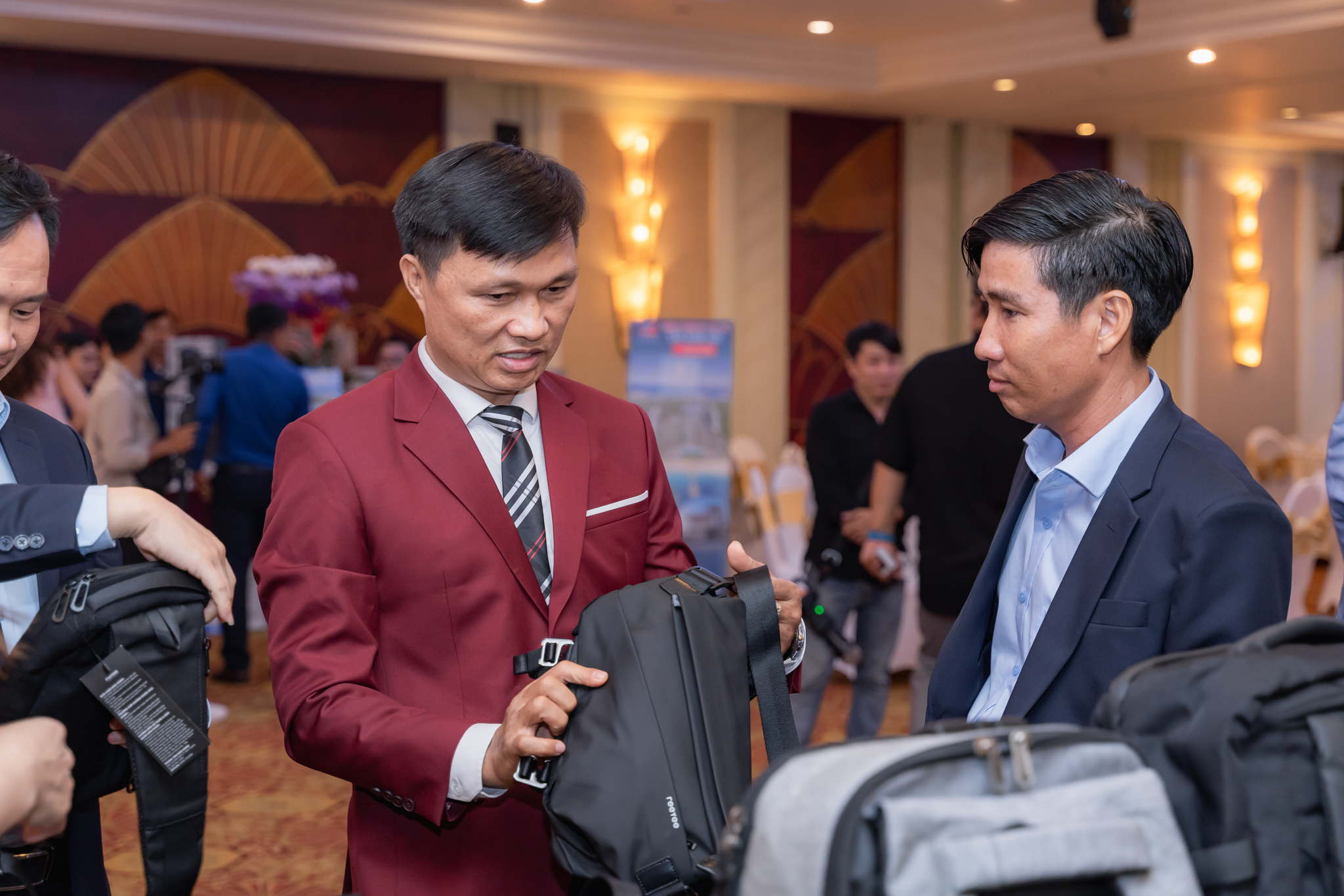 Tại đây còn có những gian hàng trưng bày sản phẩm của các doanh nghiệp và các quà tặng, hoa và các kỷ niệm chương ý nghĩa