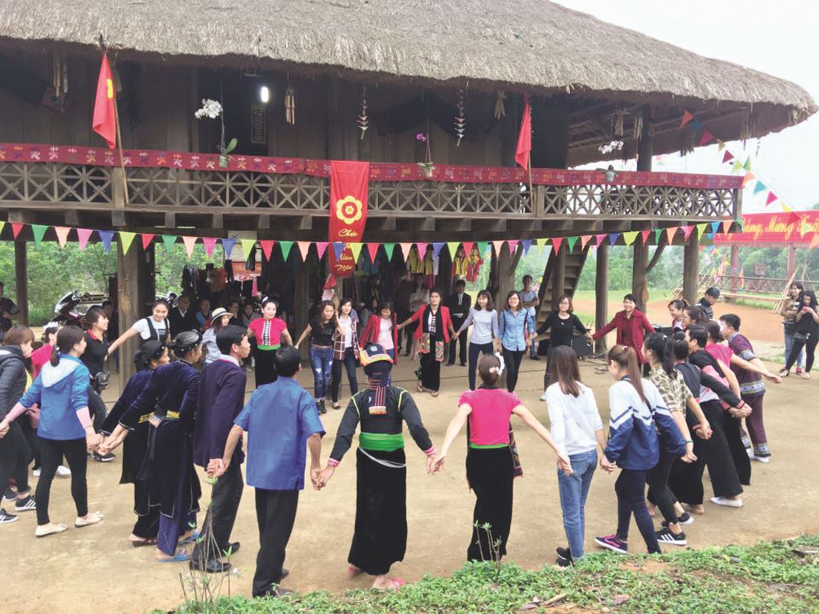 Lễ hội cầu an bản mường có nhiều hoạt động văn nghệ