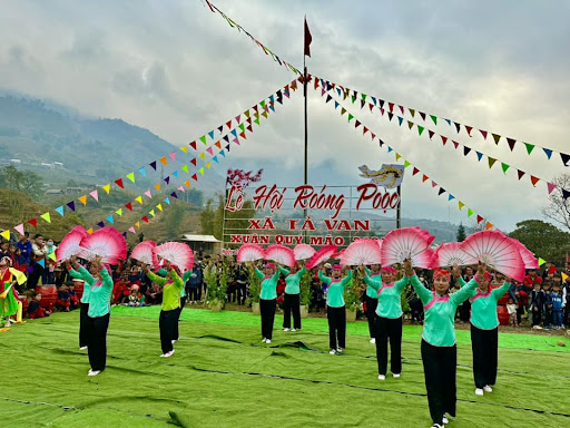 Lễ hội Roóng Poọc được tổ chức vào mùa xuân