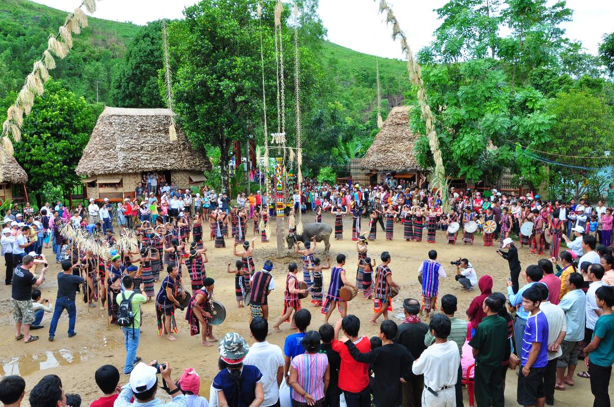 Lễ cúng trang nghiêm của hội Roóng Poọc