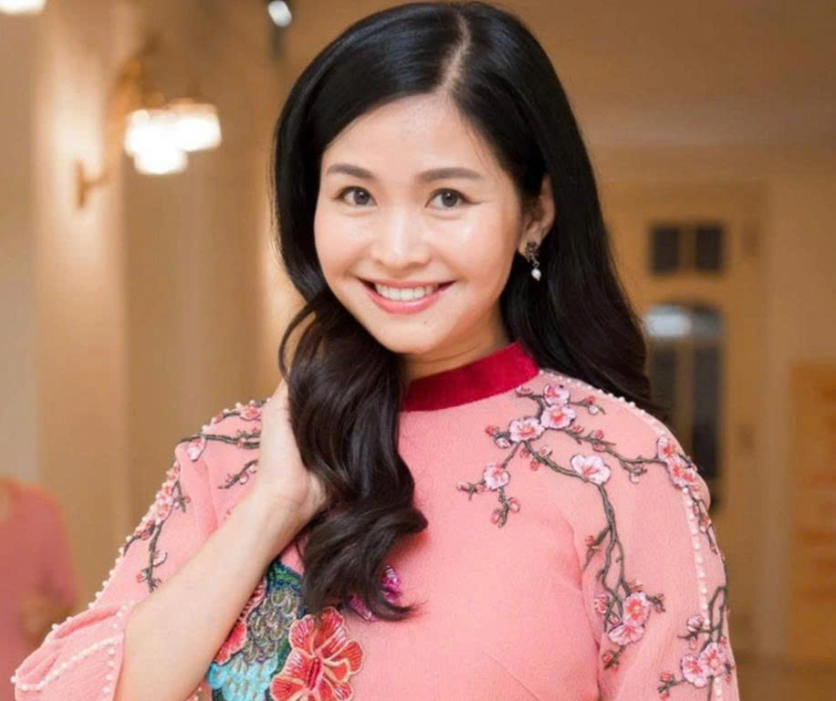 Tiểu sử MC Đặng Châu Anh trong ngày nhận danh hiệu Nghệ sĩ Ưu tú